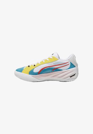 Chaussure de sport multicolore avec une tige en mesh turquoise, jaune et blanc, des accents rouges, et une semelle extérieure en caoutchouc blanc texturée.