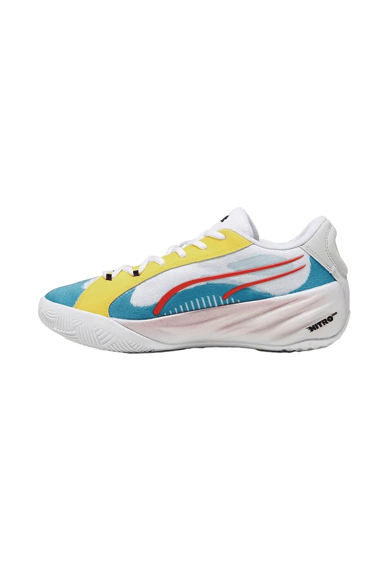 Chaussure de sport multicolore avec une tige en mesh turquoise, jaune et blanc, des accents rouges, et une semelle extérieure en caoutchouc blanc texturée.