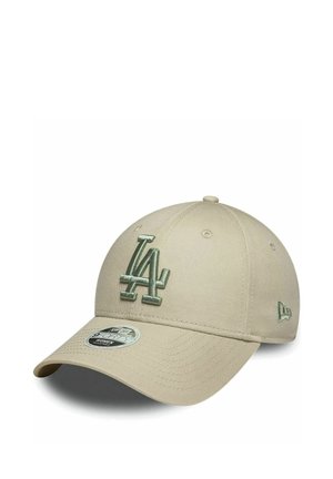 Cappellino da baseball beige con logo "LA" verde ricamato sul davanti e piccolo logo sul lato, visiera curva e adesivo sulla parte superiore della visiera.