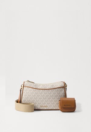 Sac bandoulière beige et marron Michael Kors avec motif monogramme, logo doré, sangle beige et petite pochette marron amovible.