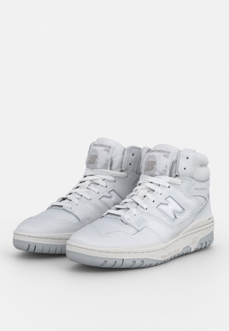 Zapatillas altas blancas de cuero, con un cuello acolchado, un diseño simple de cordones y un discreto logo gris en el lateral.