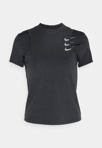 Camiseta atlética negra de manga corta con un alto cuello, que cuenta con paneles texturizados en los hombros y acentos de logo reflectantes en el pecho.
