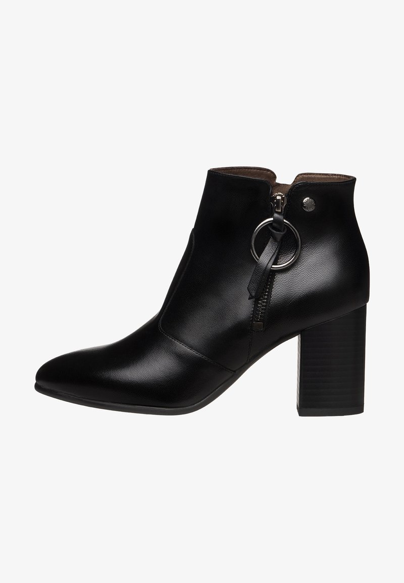 Bottine en cuir noir avec bout pointu, fermeture éclair latérale et accent en métal rond, dotée d'un talon bloc texturé.