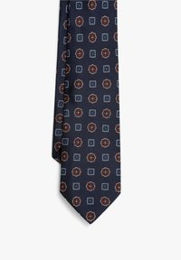 Corbata de color azul marino hecha de seda con un patrón floral repetido en tonos rojos, azules y verdes. Punta estrecha; acabado texturizado en todo su superficie.