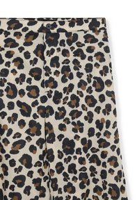 Pantalons à motifs léopard avec une base crème ornée de taches noires et brunes, une fermeture à bouton à l'avant, et un tissu texturé.