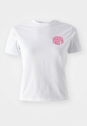 Biała bawełniana koszulka t-shirt z krótkim rękawem, z różowym nadrukiem po lewej stronie klatki piersiowej, na którym napisano "DICKIES SINCE '22." Klasyczny krój z okrągłym dekoltem.