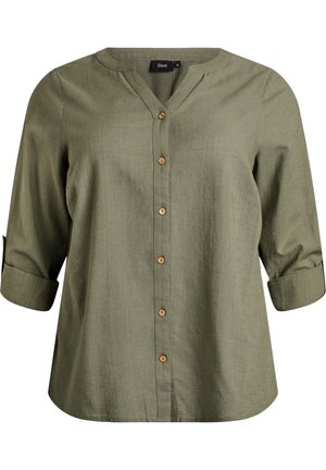 Olivgrünes Hemd mit Knopfleiste, V-Ausschnitt, dreiviertel Ärmeln und Holzknöpfen. Hergestellt aus einem strukturierten Stoff mit lockerem Sitz.