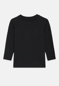 Μαύρο μπλούζα μακρυμάνικη από βαμβάκι, με στρογγυλή λαιμόκοψη και τσέπη στο αριστερό στήθος με απλό, λιτό σχέδιο.