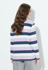 Langärmliges gestreiftes Oberteil mit abwechselnd schmalen Bändern in Marineblau, Grau, Weiß und Helllila, im lässigen Schnitt und mit rundem Halsausschnitt.