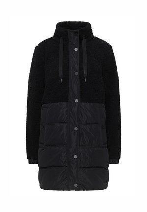 Zwarte mid-length jas met een textuur fleece bovenkant en een soepele gevoerde onderkant, voorzien van een hoge kraag en voorkant met drukknoopsluitingen.
