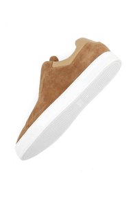 Baskets avec une tige en daim beige, des accents beiges et une semelle en caoutchouc blanche dotée d'un motif texturé pour une meilleure adhérence. Design décontracté à enfiler.