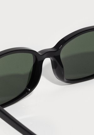 Rank 11: Ray-Ban - UNISEX - Sunglasses