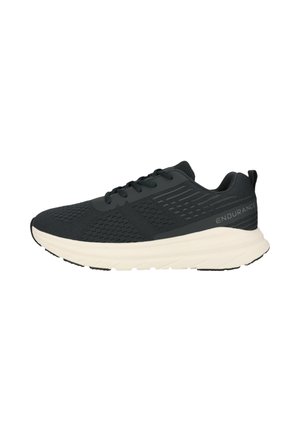 Sort atletik-sneaker med åndbar mesh-overdel, hvid tyk sål, snørelukning og "Endurance" tekst på siden.