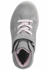 Stivale alla caviglia grigio in camoscio con lacci e dettagli rosa. Presenta una fascia a strappo e punti decorativi di colore chiaro vicino al tallone.