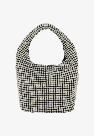 Sort håndtaske med en tekstureret overflade og sølvfarvede firkantede paljetter arrangeret i et gittermønster. Rundt håndtag og blød form.