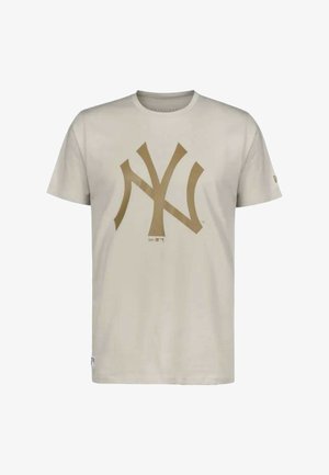 T-shirt in cotone beige con un grande logo stilizzato marrone di NY al centro. Collo rotondo e maniche corte. Design minimalista, senza ulteriori motivi.