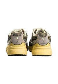 Scarpe da corsa da uomo con tomaia in rete, accenti grigi e gialli, colletto imbottito e suola testurizzata per aderenza e durata.