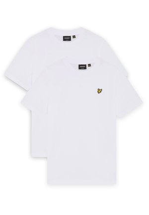 Δύο απλά λευκά κοντομάνικα μπλουζάκια με στρογγυλή λαιμόκοψη, το ένα τοποθετημένο πίσω από το άλλο, με ένα μικρό κίτρινο και μαύρο λογότυπο στην πρόσοψη.