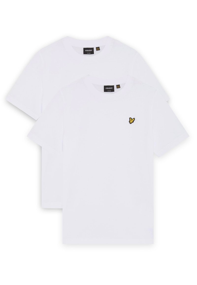 Δύο απλά λευκά κοντομάνικα μπλουζάκια με στρογγυλή λαιμόκοψη, το ένα τοποθετημένο πίσω από το άλλο, με ένα μικρό κίτρινο και μαύρο λογότυπο στην πρόσοψη.