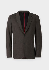 Donkergrijze blazer van gestructureerde stof, met een notch-kraag, twee voorzakken en contrasterende rode voering langs de binnennaad.