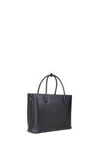 Borsa tote in pelle nera con superficie liscia, design minimalista, due manici robusti e un sottile accento dorato sul lato.