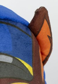 Pluche speelgoed gemaakt van blauw, bruin en oranje fleece stof. Opvallende kenmerken zijn de ronde oren, de gladde textuur en de cartoonachtige gezichtsdetails.
