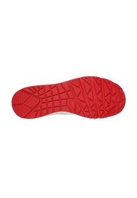 Semelle en caoutchouc rouge avec un motif de semelle texturé et géométrique, la partie supérieure blanche étant partiellement visible en haut.