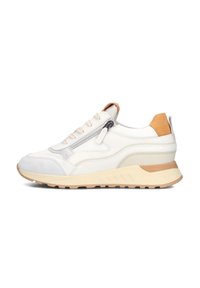 Des sneakers légers avec un mélange de matériaux blancs et beige, avec un détail zippé sur le côté et une semelle extérieure en caoutchouc texturé.