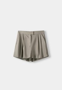 Plisované šortky ze světle šedé látky, s plochým pasem a uvolněným střihem. Hladká textura a přizpůsobený design pro pohodlí.