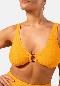 Understatement RING SCOOP - Bikinitop - apricot