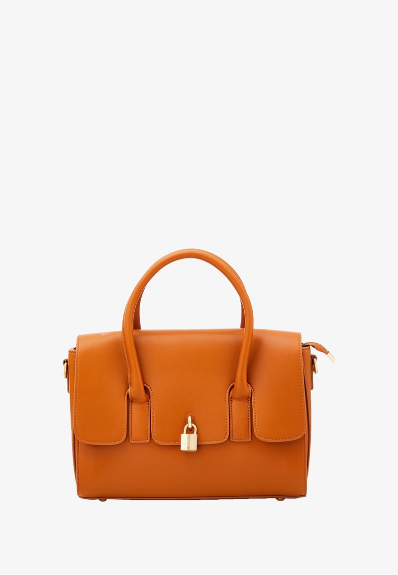 Bolso de cuero naranja con dos asas, solapa frontal, un acento en forma de candado y un cierre con cremallera. Textura suave, forma rectangular y sin patrones visibles.