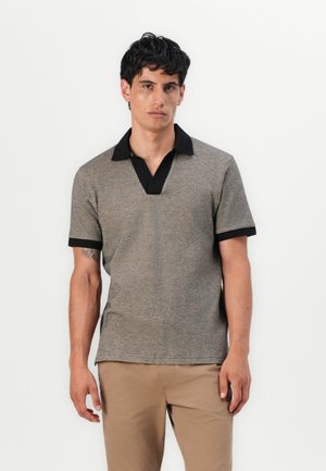 Polo a maniche corte con colletto in un tessuto testurizzato color marrone chiaro, con dettagli a contrasto neri sul colletto e sui polsini, caratterizzato da un scollo a V e da una vestibilità aderente.