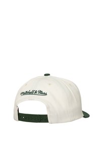 Gorra crema con pico verde y correa ajustable, que presenta el bordado "Mitchell & Ness" en verde en la parte trasera. Material de sarga de algodón.