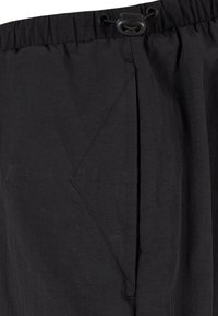 Černé šortky z lehké tkaniny. Mají elastický pas se stahovací šňůrkou a boční kapsu s šikmým vstupem.