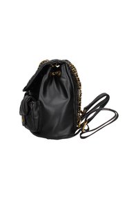 Borsa a mano in ecopelle nera con tracolla in catena dorata, forma rotonda, tasca frontale quilted e chiusura a pattina. Texture liscia e finitura lucida.