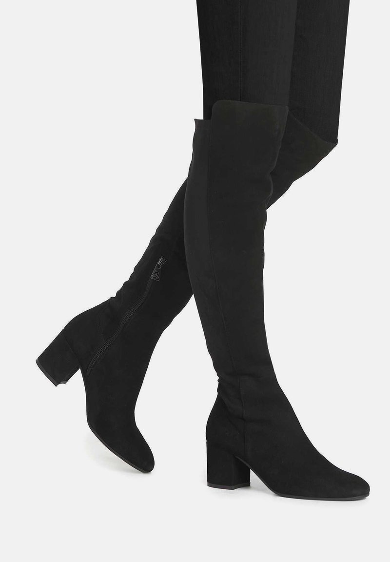 Schwarze Overknee-Stiefel aus Kunstwildleder mit Blockabsatz, spitz zulaufender Zehenpartie und einem seitlichen Reißverschluss für einfaches An- und Ausziehen.