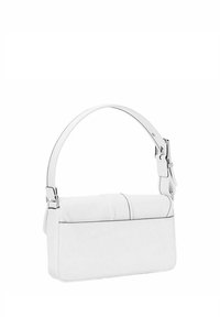 Sac à main en cuir blanc avec une texture lisse, un corps rectangulaire et une bandoulière plate. Présente des détails de couture subtils et un design minimaliste.