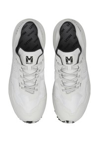 Baskets de sport blanches avec un dessus en maille, accents gris, lacets plats et logo. Semelle texturée pour une meilleure adhérence. Conception légère pour le confort.