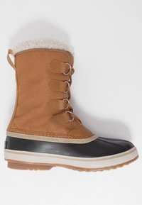 Bota de nieve de lona marrón con un puño de piel sintética, sección inferior de goma negra, ojales de metal y una suela texturizada para mayor agarre.