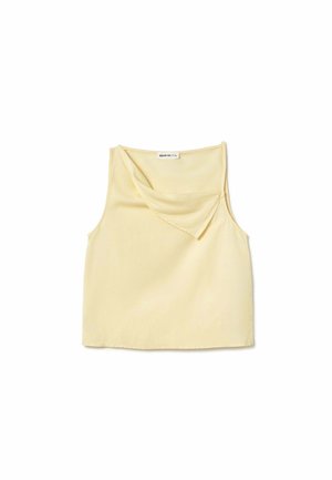 Haut sans manches jaune pâle avec un col asymétrique drapé, posé à plat sur un fond blanc.