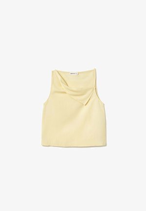 Haut sans manches jaune pâle avec un col asymétrique drapé, posé à plat sur un fond blanc.