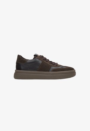 Brązowe sneakersy z mieszanką zamszu i skóry, okrągły nos, teksturowana podeszwa oraz prosta konstrukcja z sznurowaniem.