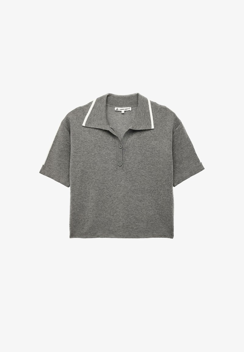 Polo grigio a maniche corte realizzato in materiale morbido, con colletto con accenti bianchi e una chiusura a tre bottoni.