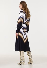 Taifun WEIT MIT MIDI PRINT - A-Linien-Rock - offwhite gemustert