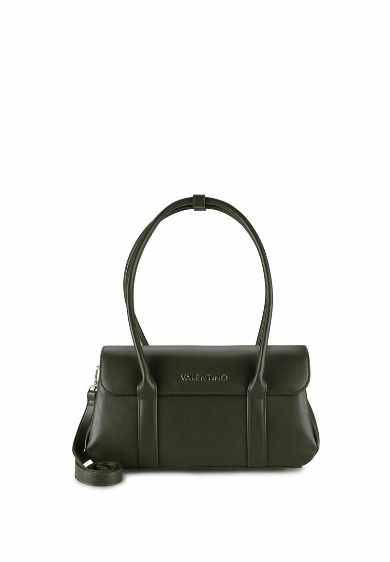 Bolso de mano de cuero Valentino verde oscuro con doble asa, cierre de solapa y correa de hombro desmontable sobre fondo blanco.