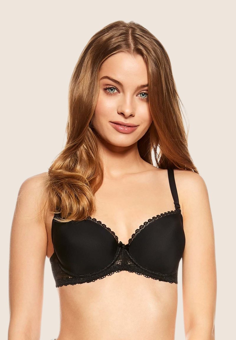 Czarny stanik z drutem podtrzymującym, wykonany z gładkiego materiału, z koronkowym wykończeniem i ozdobną kokardką na środku. Regulowane ramiączka zapewniają dopasowanie według potrzeb.