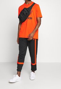 adidas Originals Triko s potiskem - black