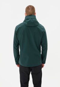Veste à capuche vert foncé avec une texture lisse et mate et un ourlet arrondi. Dotée de manches raglan et d'un col ajusté, conçue pour le sport.