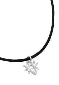 Pendente a forma di cuore in argento su una collana con corda nera, con superficie texturizzata e dettagli a forma di ragnatela. Contrassegnato con il timbro 925.
