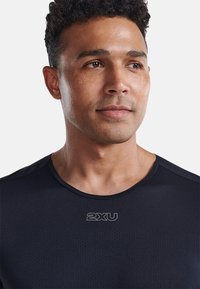 2XU LIGHT SPEED - Spordi T-särk - black black reflective